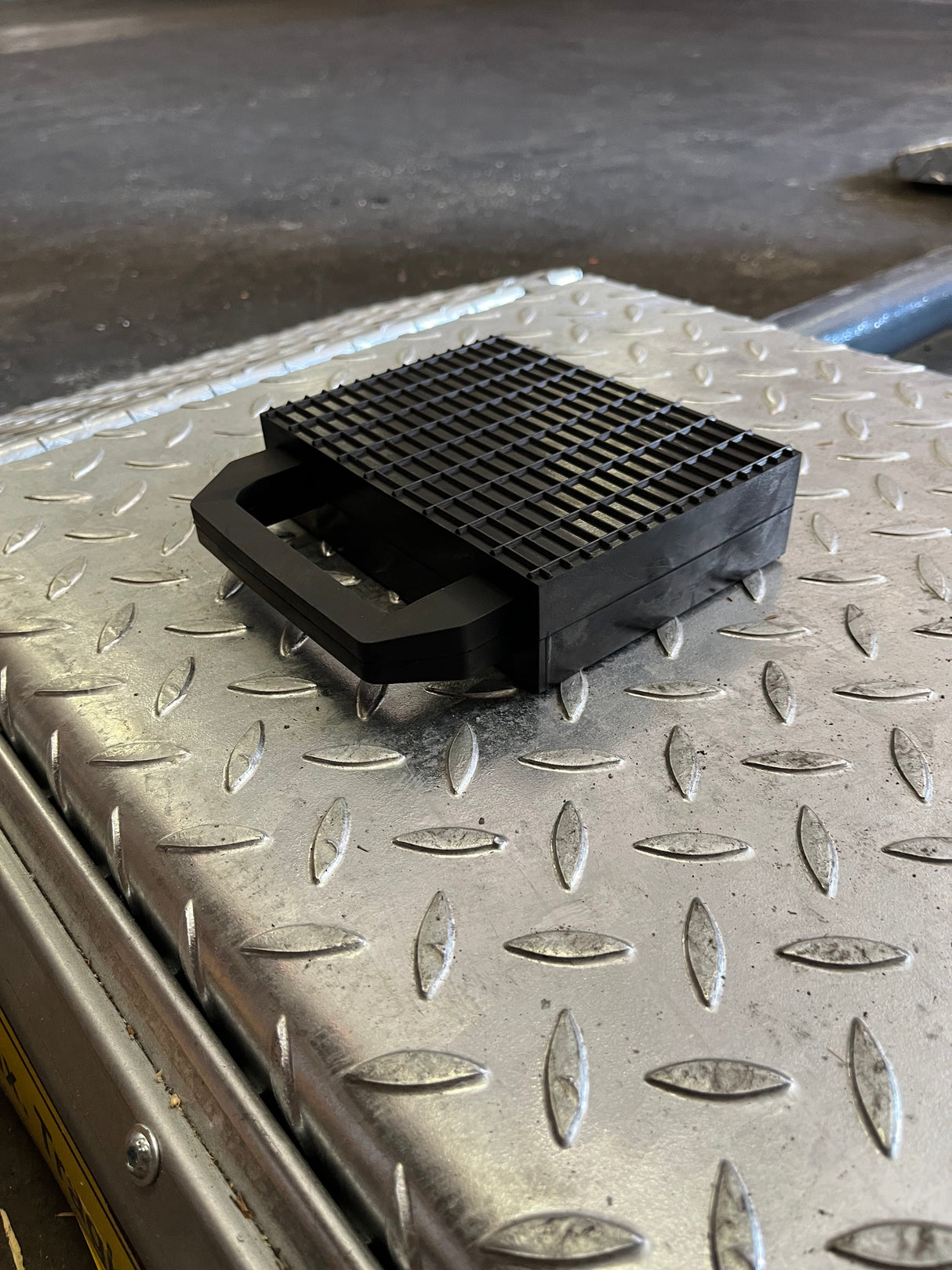 Rubber block "with safety handle" for universal use on scissor lifts 160 x 120 x 40 mm