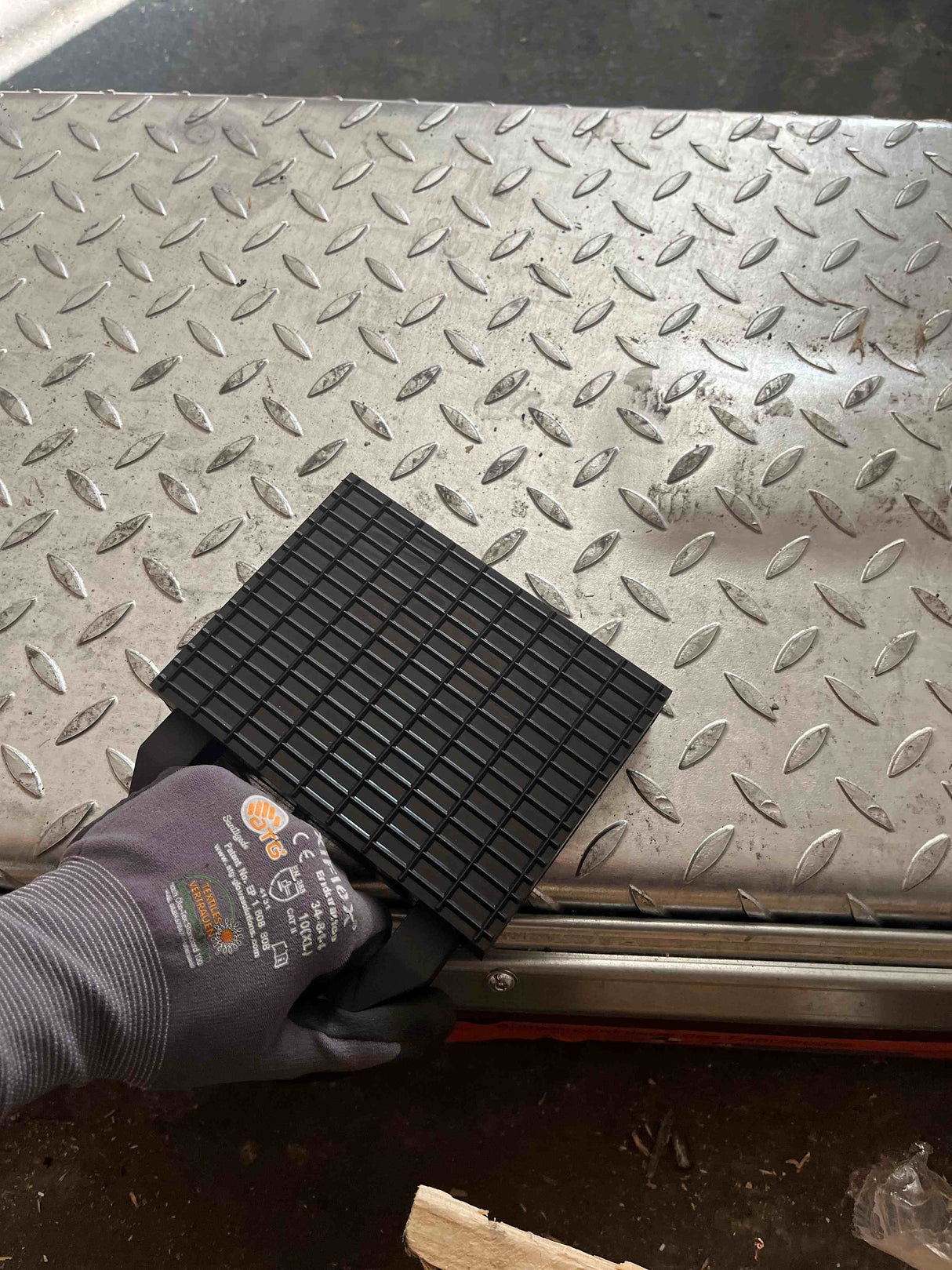 Rubber block "with safety handle" for universal use on scissor lifts 160 x 120 x 40 mm