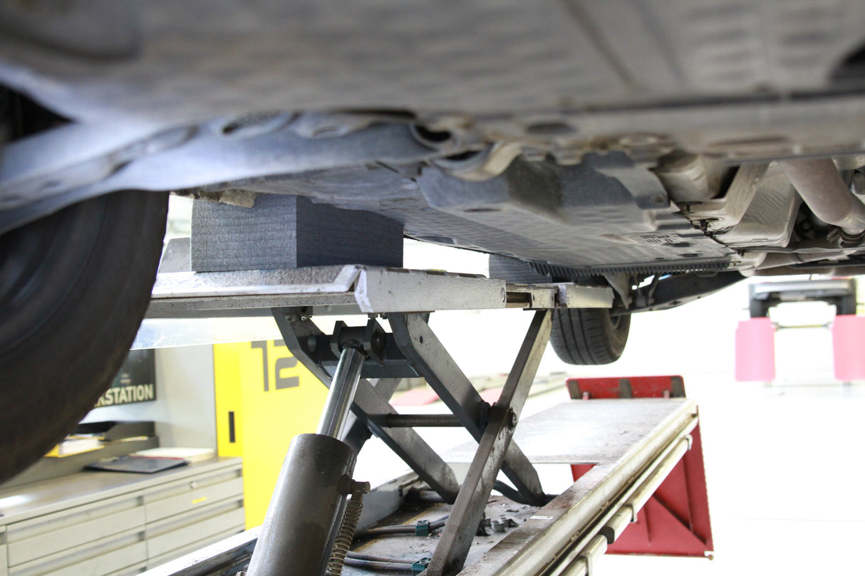 Polymer block for universal use on scissor lifts dimensions 340 x 150 x 60 +/- 5 mm