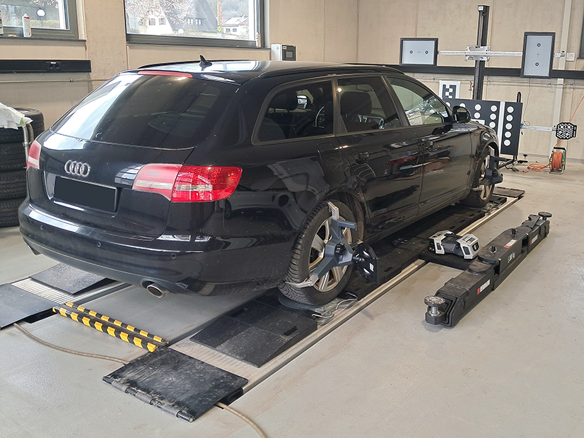 Achsvermessung auf Fahrbahnbühnen und das Problem mit Drehtellern und Höhenunterschieden