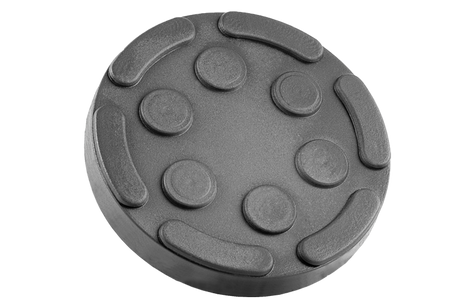 Vorderansicht eines schwarzen, runden Gummitellers (Artikelnummer 02-CONSUL-01-GTRP) für KFZ-Hebebühnen, mit Stahlplatte und Gummilippe zum Überstülpen über den Tragteller.