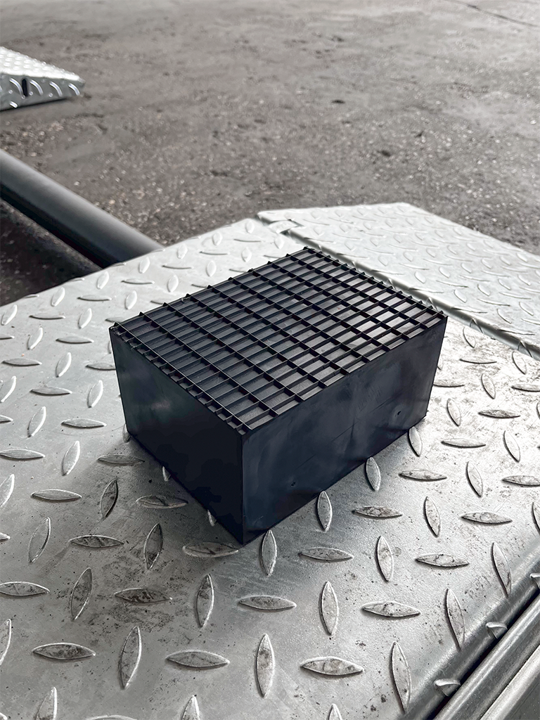 Blocchetto in gomma per uso universale su sollevatori a forbice RAVAGLIOLI dimensione 160 x 120 x 80 mm