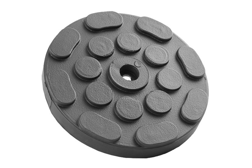 Vorderansicht eines schwarzen, runden Gummitellers (Artikelnummer 169100MET) für KFZ-Hebebühnen, mit Stahlplatte, einem Loch in der Mitte, Gummilippe zum Überstülpen und Verschraubung am Tragteller.