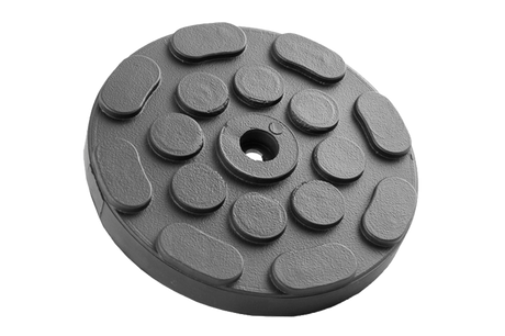Vorderansicht eines schwarzen, runden Gummitellers (Artikelnummer 169100MET) für KFZ-Hebebühnen, mit Stahlplatte, einem Loch in der Mitte, Gummilippe zum Überstülpen und Verschraubung am Tragteller.
