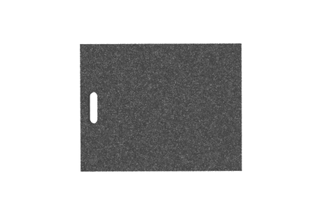 Draufsicht des Artikels AP-HWR.570.450.H50, rechteckige schwarze Ausgleichsplatte für Achsvermessungshebebühnen mit Griffloch, aus recyceltem Gummi mit poröser Oberfläche.
