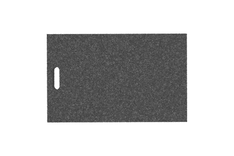 Draufsicht der schwarzen, rechteckigen Ausgleichsplatte AP-KML.680.430.H50 für Achsvermessungshebebühnen, gefertigt aus verpresstem Gummimaterial mit poröser Oberfläche und Griffloch.
