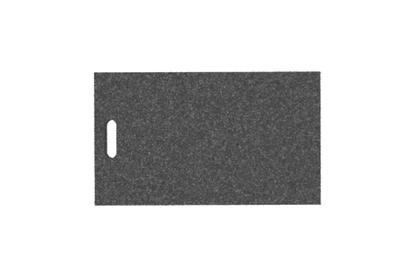 Draufsicht der schwarzen, rechteckigen Ausgleichsplatte AP-LBR.620.365.H50 für Achsvermessungshebebühnen, aus verpresstem Gummimaterial mit poröser Oberfläche und Griffloch.