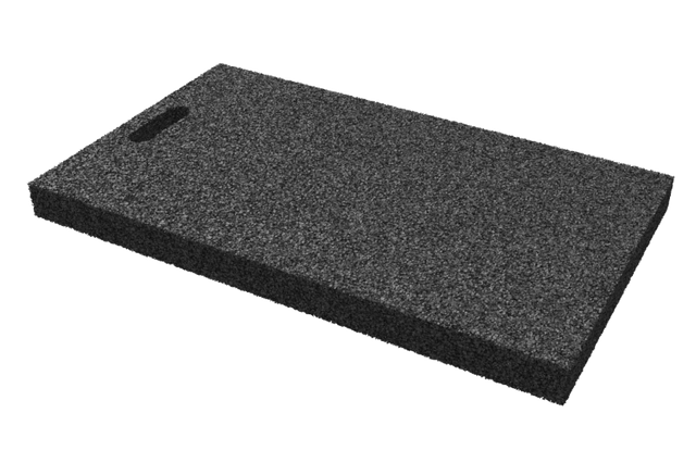 Schrägansicht der schwarzen, rechteckigen Ausgleichsplatte AP-TVS.680.400.H50 für Achsvermessungshebebühnen, aus verpresstem Gummimaterial mit poröser Oberfläche und Griffloch.