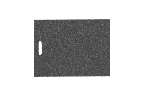 Draufsicht des Artikels AP-VPZ.600.450.H50, rechteckige schwarze Ausgleichsplatte für Achsvermessungshebebühnen mit Griffloch, aus recyceltem Gummi mit poröser Oberfläche.