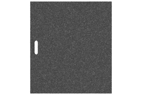 Draufsicht der schwarzen, rechteckigen Ausgleichsplatte AP-ZNA.730.650.H50 für Achsvermessungshebebühnen, hergestellt aus verpresstem Gummimaterial mit poröser Oberfläche und Griffloch.