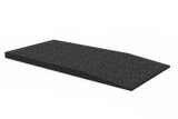 Schwarze, rechteckige Auffahrrampe (Artikelnummer GG-D1000.H40) für KFZ-Scherenhebebühnen.