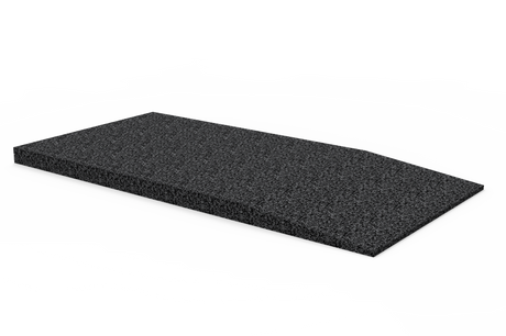 Schwarze, rechteckige Auffahrrampe (Artikelnummer GG-D1000.H40) für KFZ-Scherenhebebühnen.