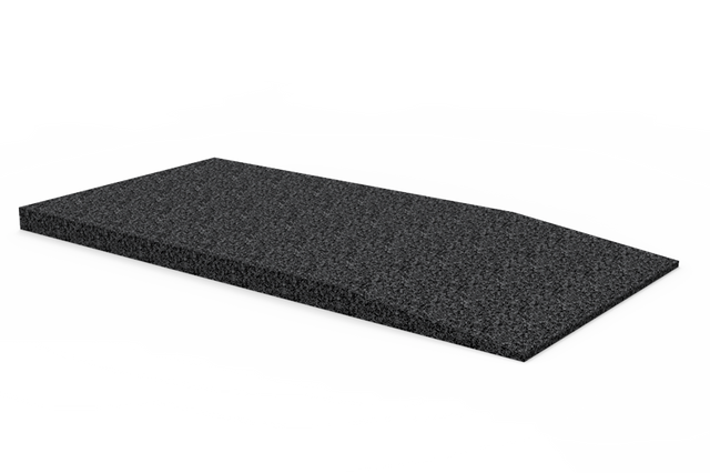 Schwarze, rechteckige Auffahrrampe (Artikelnummer GG-D1000.H40) für KFZ-Scherenhebebühnen.