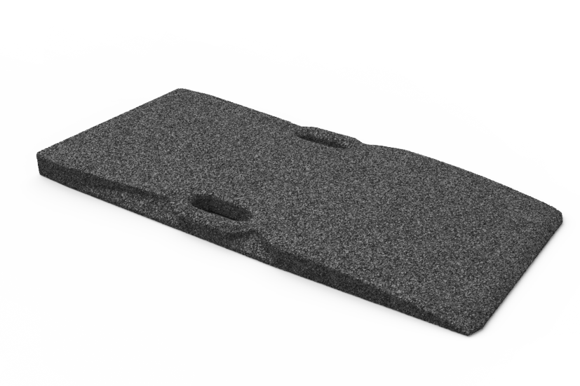 Schwarze, rechteckige Auffahrrampe (Artikelnummer GG-D1000.H50) für KFZ-Scherenhebebühnen.