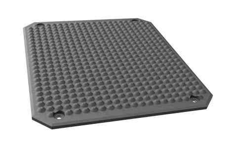 Vorderseite der neuen rechteckigen MAHA Gummiplatte GK40/35-VG in Schwarz mit vier Löchern zur sicheren Verschraubung auf der Hebebühne.