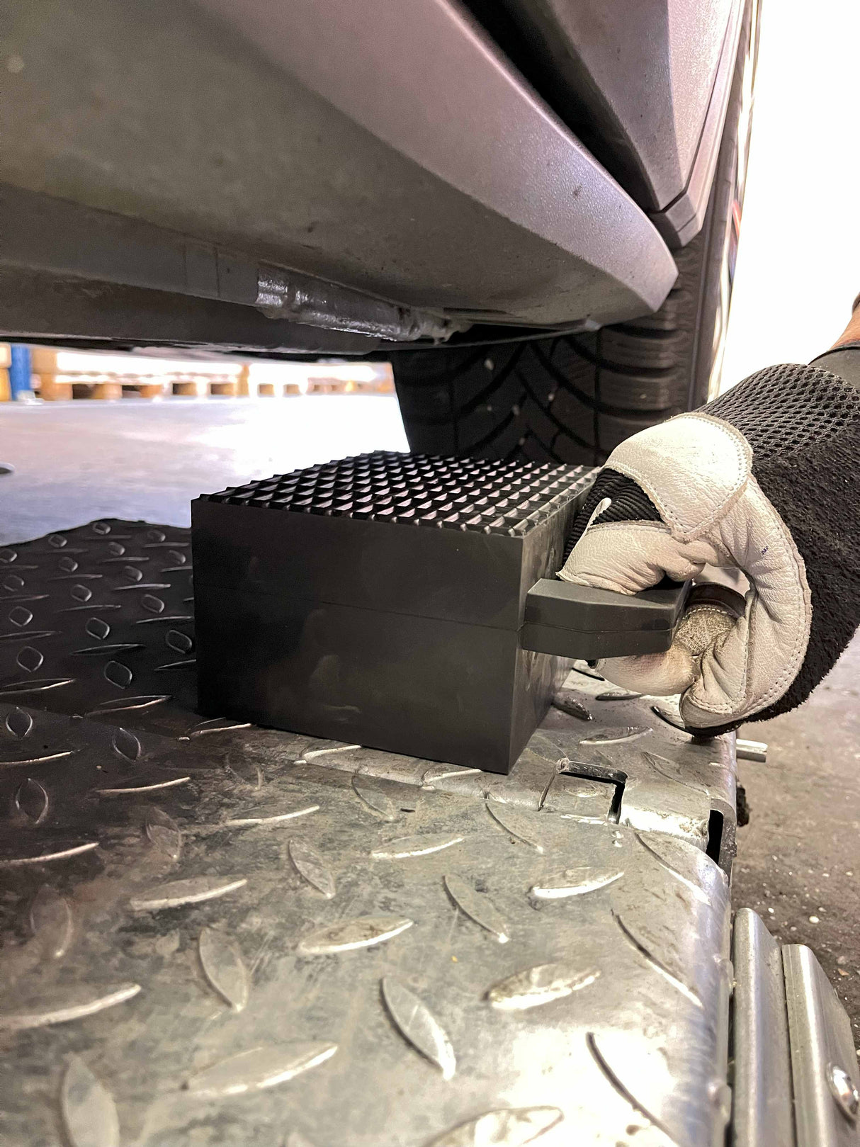 Rubber block "with safety handle" for universal use on scissor lifts 160 x 120 x 80 mm
