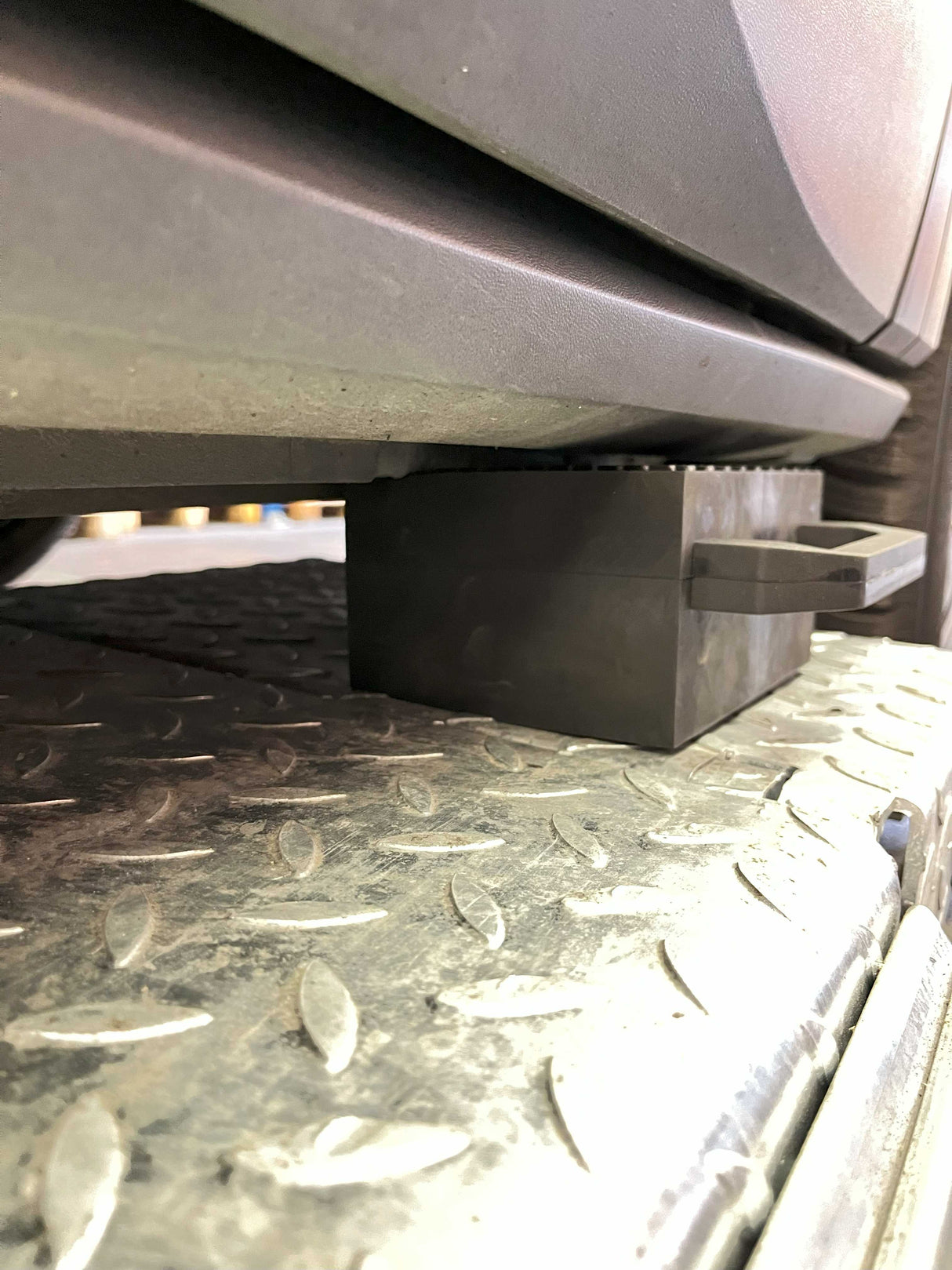 Rubber block "with safety handle" for universal use on scissor lifts 160 x 120 x 80 mm