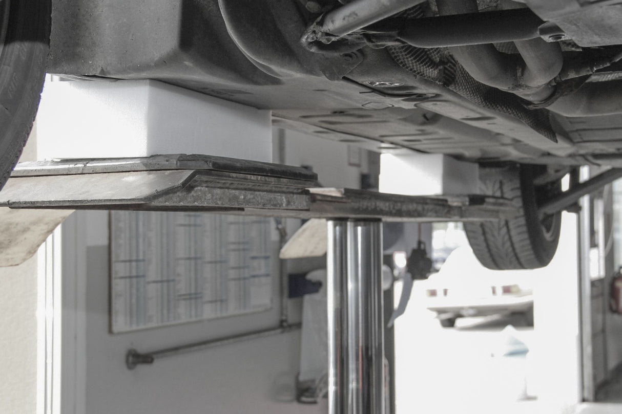 Polymer block for universal use on scissor lifts dimensions 340 x 150 x 100 +/- 5 mm