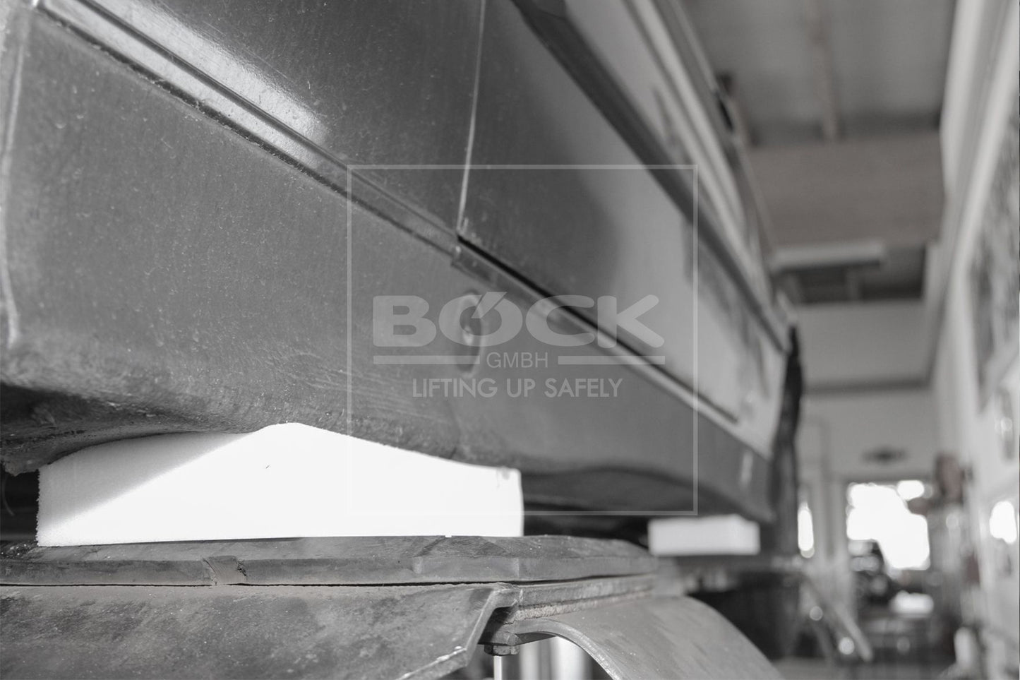 Bloc polymère pour utilisation universelle sur ponts élévateurs à ciseaux dimensions 340 x 132 x 50 +/- 5 mm