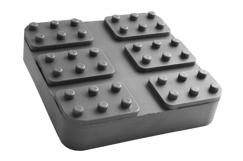 Vorderansicht eines schwarzen, quadratischen Gummitellers (Artikelnummer RANGER001) für KFZ-Hebebühnen, mit Gummilippe zum Überstülpen über den Tragteller.